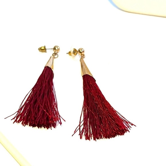 Jewelry - Maroon tassel earring